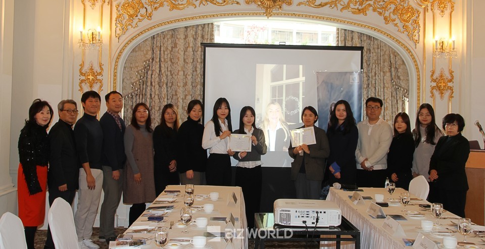 낸시 최 노르웨이 광광청 한국지사장(왼쪽 첫번째)이 송네 피오르드 행사 참석자들이 기념 사진을 촬영하고 있다. 사진=손진석 기자