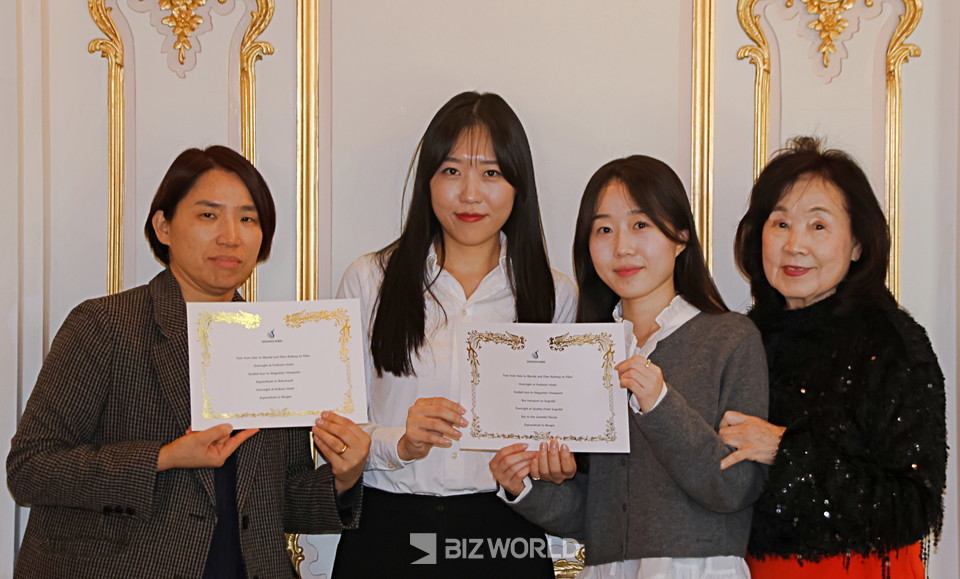 송네 피오르드 상품 판매 우수 업체와 시상식 이후 기념 사진을 촬영하고 있다. 사진=손진석 기자