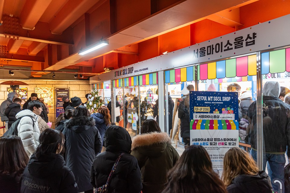 서울빛초롱축제장은 찾은 시민들이 '서울굿즈 팝업스토어'를 구경하고 있다. 사진=서울관광재단