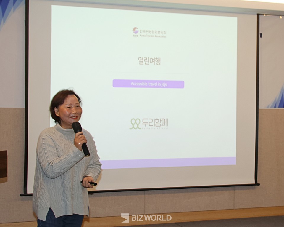 이은실 두리함께 대표가 ‘Wheel the jeju 樂(락) 투어(2박3일)’에 대해 설명하고 있다. 사진=손진석 기자