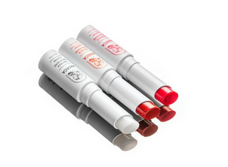 동국제약이 입술 주름 개선 기능성 제품인 ‘마데카 링클 트리트먼트 립밤’ 3종을 출시했다. 사진=동국제약