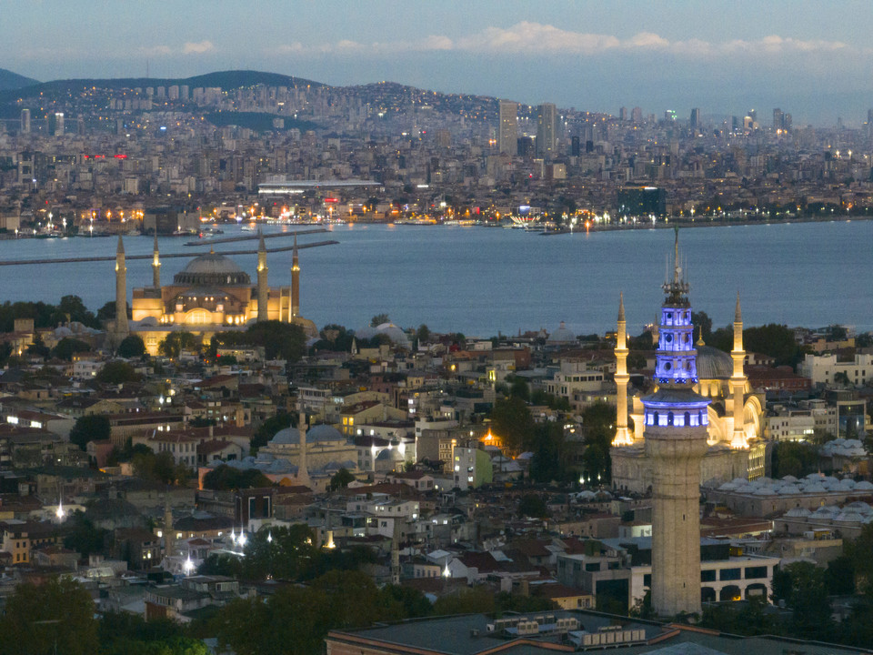 이스탄불 대학교 안에 위치한 베야지트 타워. 사진=튀르키예문화관광부