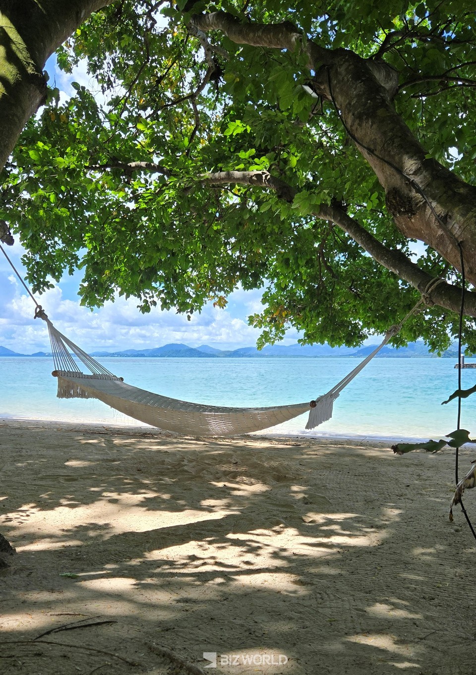 푸켓 나카 아일랜드 리조트 해변에 마련된 해먹. 사진=손진석 기자