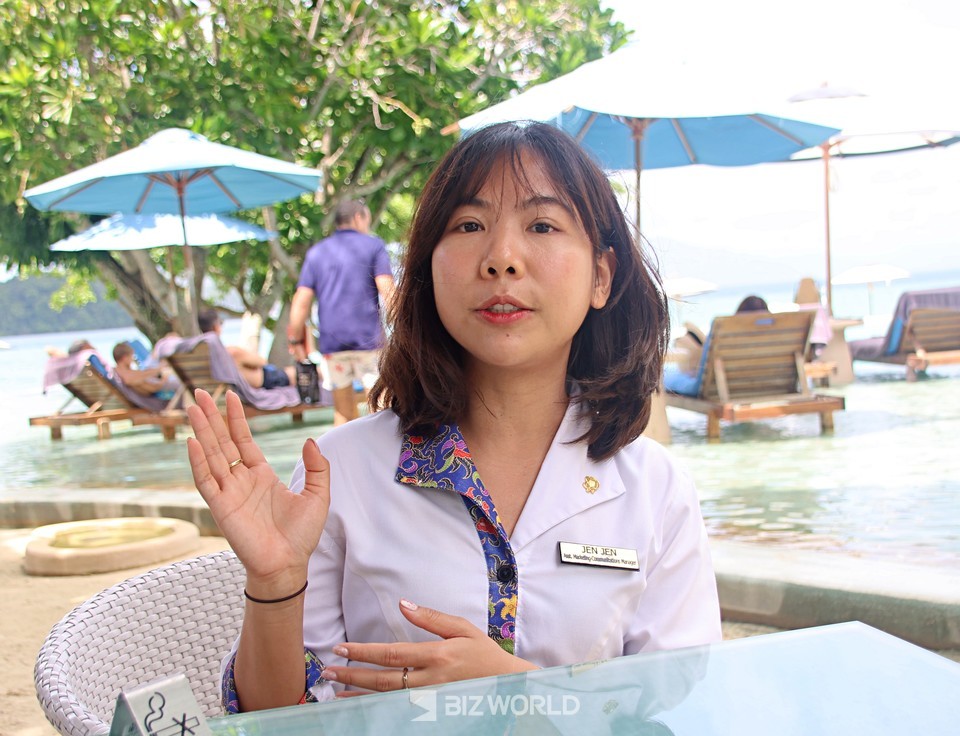 젠지라 아밈(Jenjira Amin) 매니저가 푸켓 나카 아일랜드 리조트에 대해 설명하고 있다. 사진=손진석 기자