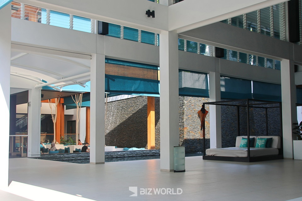 모던한 디자인의 더냅 빠통리조트의 로비가 눈길을 사로잡는다. 사진=손진석 기자