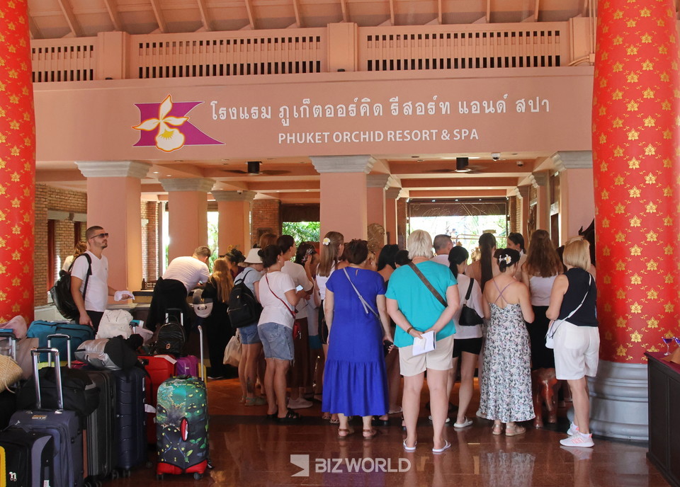 푸켓 오키드 리조드파에 러시아 관광객들이 체크인을 위해 대기 중이다. 사진=손진석 기자