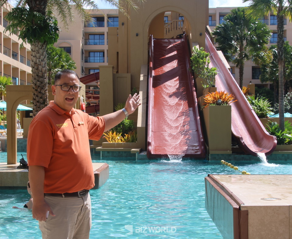 파무쿠 리조트 글렌 페레 총지배인이 물놀이 호텔 시설에 대해 설명하고 있다. 사진=손진석 기자