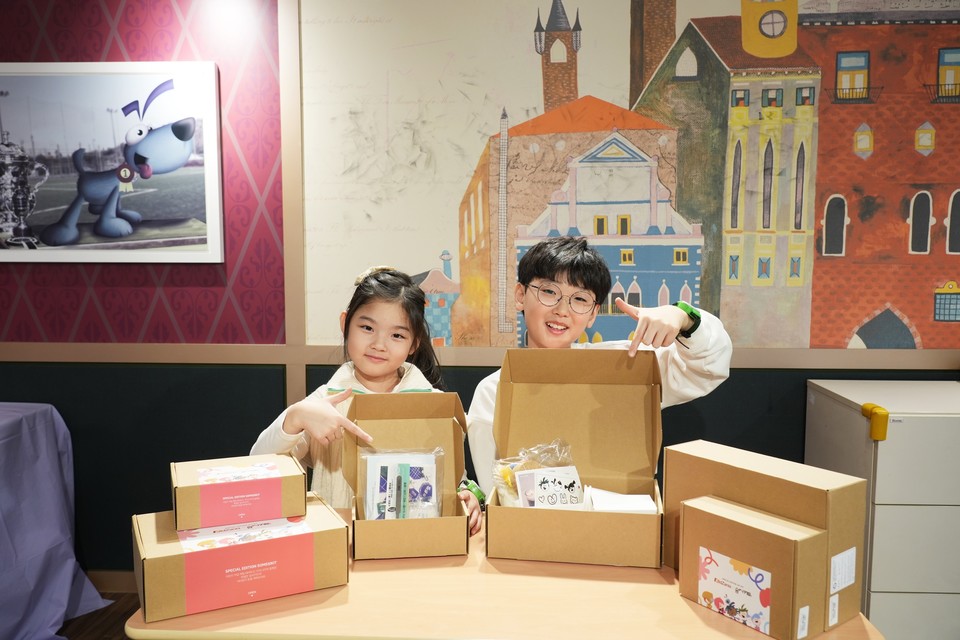 키자니아 서울의 어린이 의회 친구들이 직업체험 키트 출시를 기념해 기념 촬영을 하고 있다. 사진=키자니아 서울