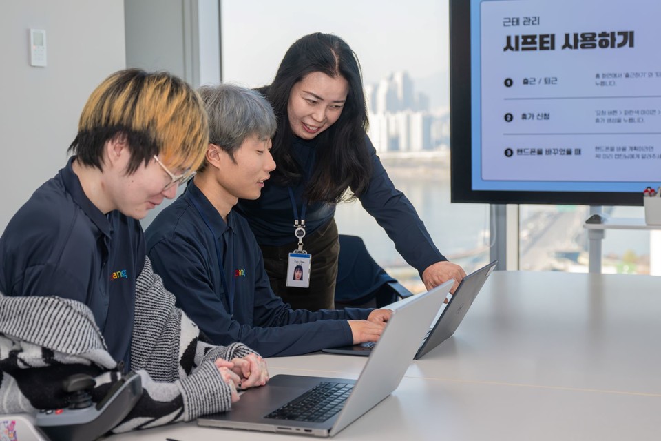 김은채 캡틴이 선수들에게 연차 사용 방법에 대해 설명하고 있다. 사진=쿠팡