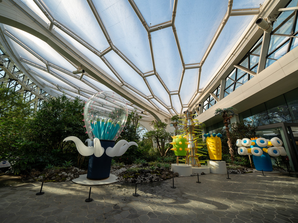 서울식물원 온실 입구, 상상 속 식물의 모습을 표현한 작품이 반긴다. 사진=박산하
