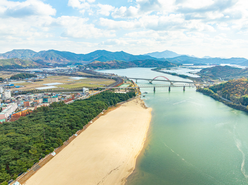 하동송림은 섬진강과 드넓은 모래사장이 장관이다. 사진=김정흠 작가