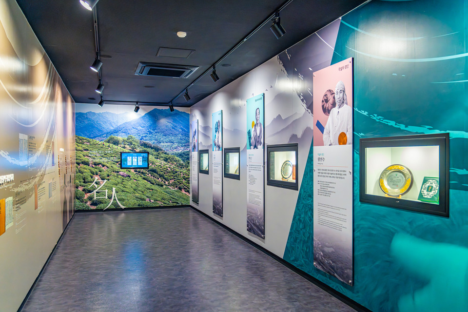 하동야생차문화센터 박물관에는 현재 하동 야생차를 만드는 명인들이 소개되어 있다. 사진=김정흠 작가