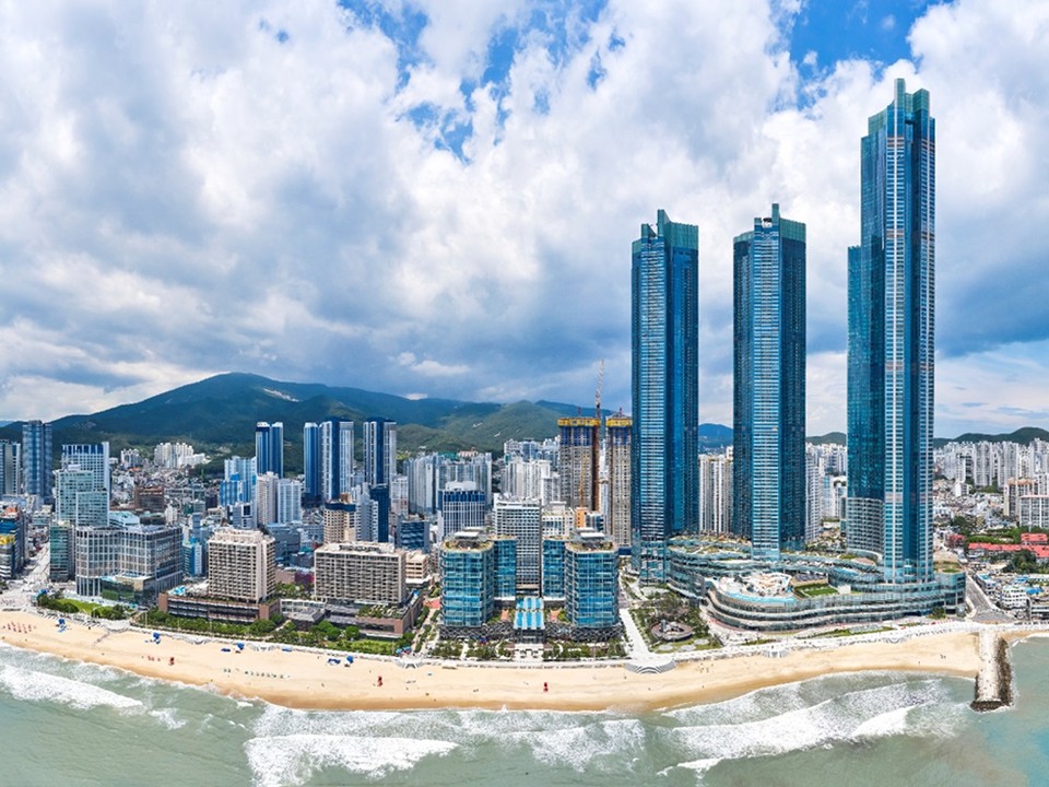 문화체육관광부와 한국관광공사가 주관하는 ‘2025-2026 한국관광 100선’에 선정된 ‘부산엑스더스카이’의 외부 전경. 사진=풀무원