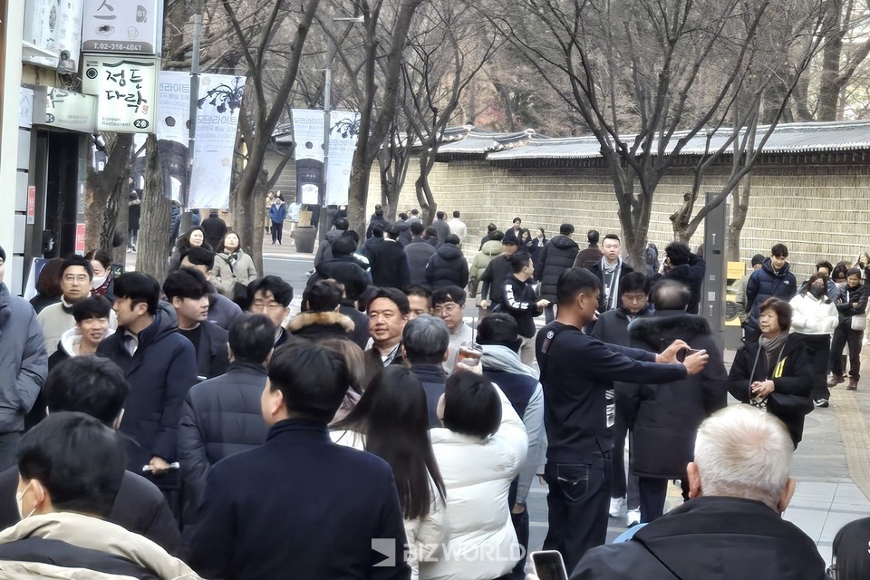 무장애여행지인 경복궁과 경복궁 돌담길에서 관광하고 있는 여행객들. 사진=손진석 기자