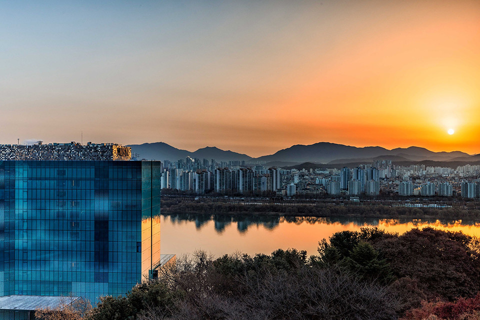 워커힐 호텔앤리조트의 객실 내에서 감상 가능한 해돋이 경관 참고 이미지. 사진=워커힐 호텔앤리조트