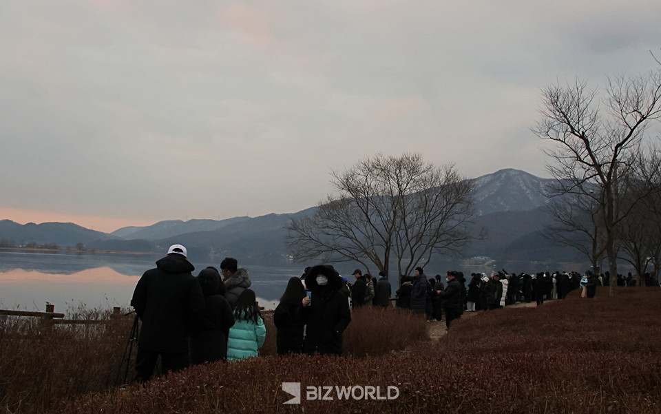 7시 49분 경기도 남양주 다산생태공원에서 을사년 첫 일출을 기다리고 있는 시민들. 사진=손진석 기자