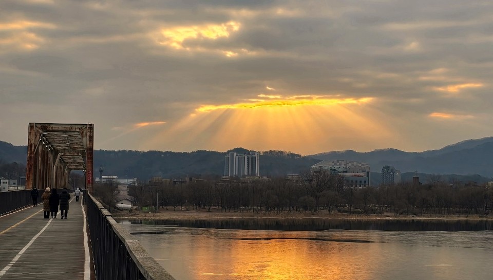 북한강 철교 위에서 본 새해 첫 일출. 사진=오영세