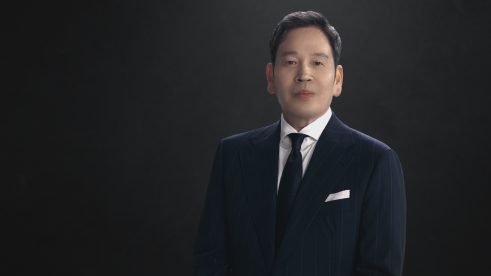 정용진 이마트 대표 복귀 13년 만에 전면 경영｜최신 뉴스&middot;나이&middot;고현정&middot;한지희&middot;가계도&middot;부인&middot;집&middot;멸공 총정리 - 정용진 신세계그룹 공식 프로필 사진