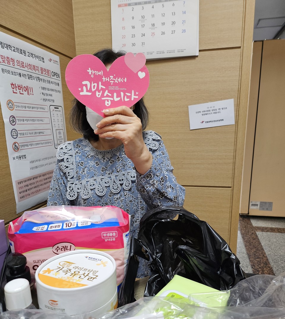 국가공헌협회 ‘돌봄 용품 지원사업’ 물품과 대상자 모습. 사진=국가공헌협회
