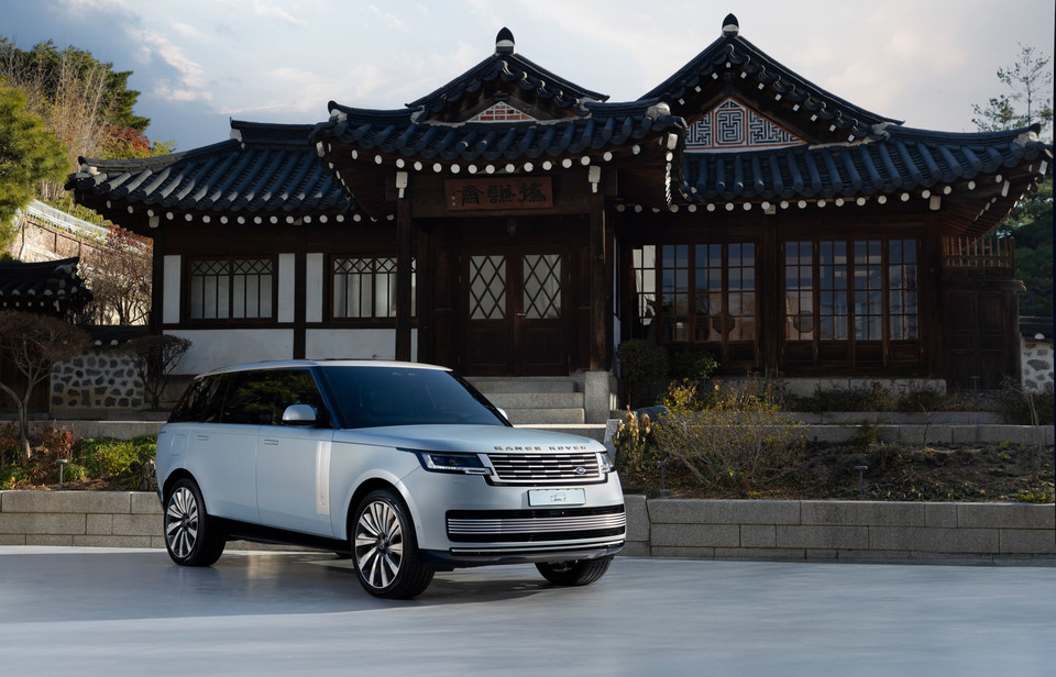 올 뉴 레인지로버 SV 비스포크 모닝 캄 에디션 전측면. 사진=JLR코리아