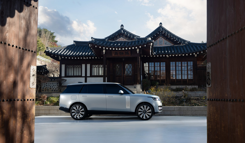 올 뉴 레인지로버 SV 비스포크 모닝 캄 에디션 ㅜ측면. 사진=JLR코리아