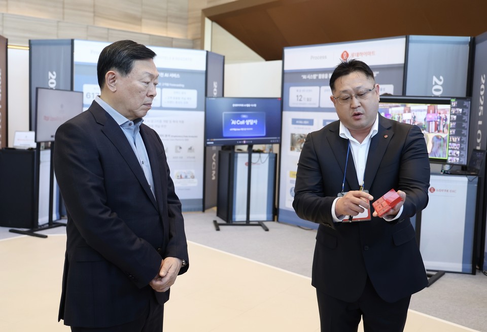 롯데가 9일 롯데월드타워에서 '2025 상반기 VCM'을 개최했다. 본 회의에 앞서 계열사의 AI 우수 혁신사례를 소개하는 'AI 과제 쇼케이스'를 진행했다. 신동빈 롯데 회장(왼쪽)이 롯데케미칼의 'AI 기반 컬러 예측 시스템'에 대한 설명을 듣고 있다. 사진=롯데