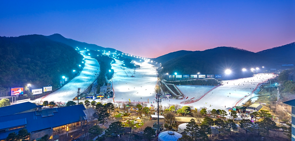 곤지암리조트가 당일 치기 스키족을 겨냥해 오는 2월 2일까지 주말과 공휴일에는 오전 7시부터 다음 날 오전 2시까지 새벽·야간 스키 운영을 전면 확대한다. 사진=곤지암리조트