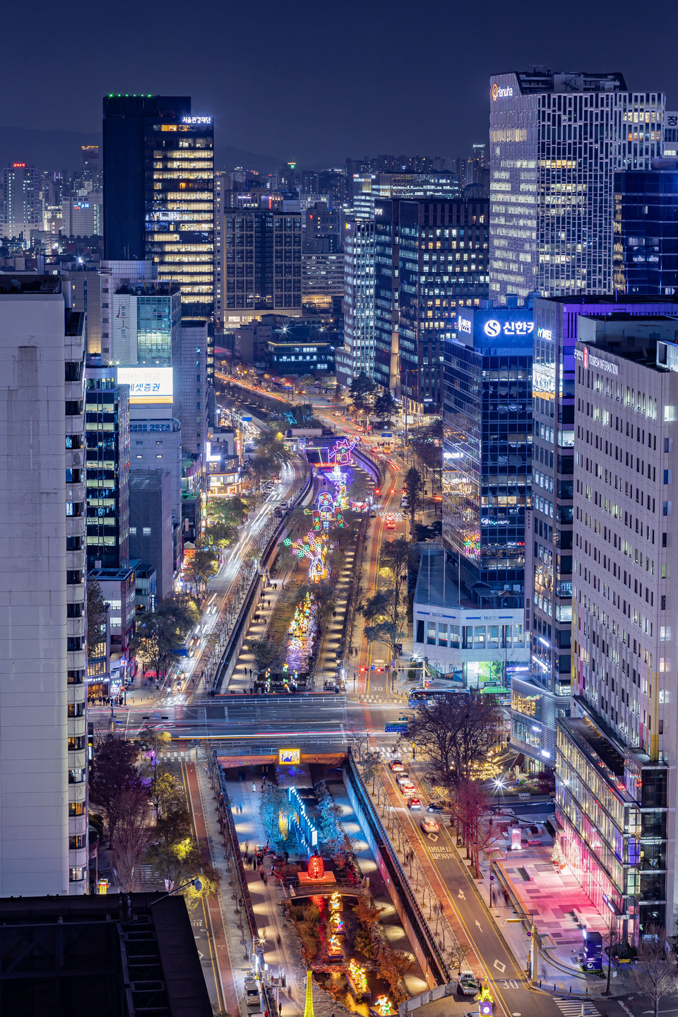 청계천 일대에서 서울빛초롱축제가 서울의 겨울 밤을 환히 빛내고 있다. 사진=서울관광재단