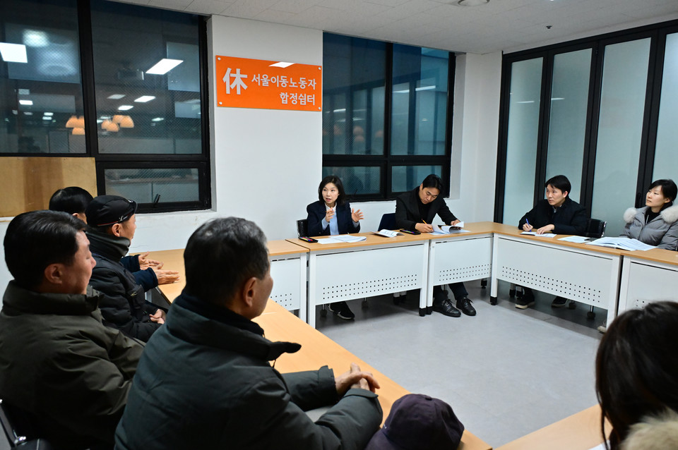 최호정 의장(가운데)이 서울이동노동자 합정쉼터에서 이동노동자 의견을 청취하고 있다. 사진=서울시의회