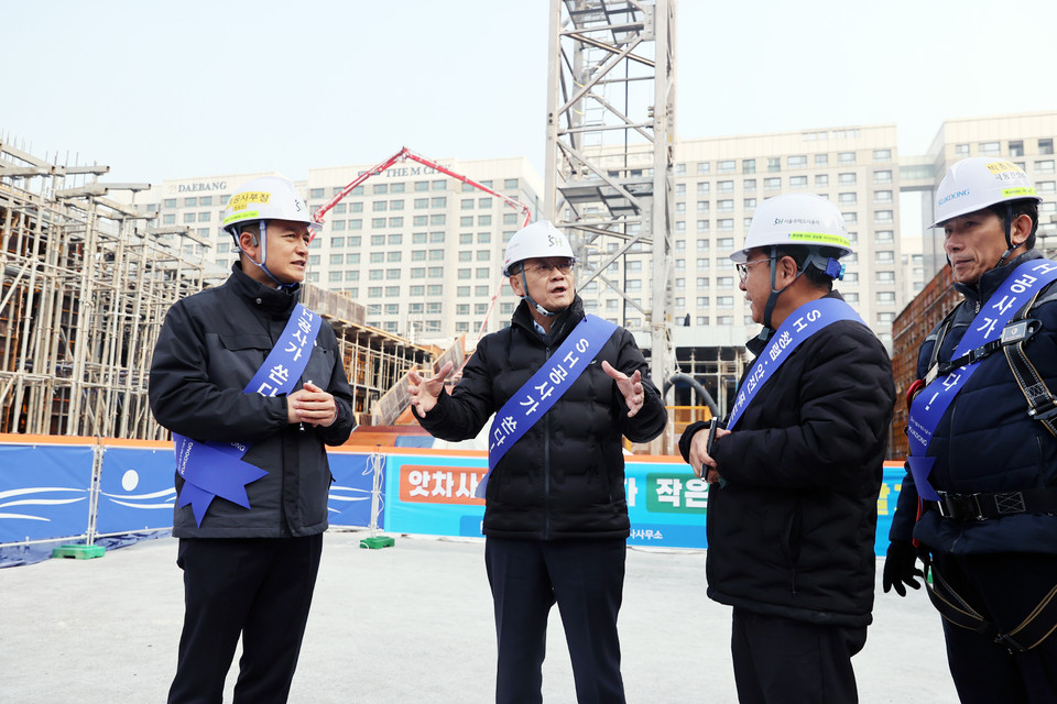 황상하 사장(왼쪽 두 번째)을 비롯한 SH공사 관계자들이 설 명절 대비 공사 대금 조기 집행 등에 대해 논의하고 있다. 사진=SH공사