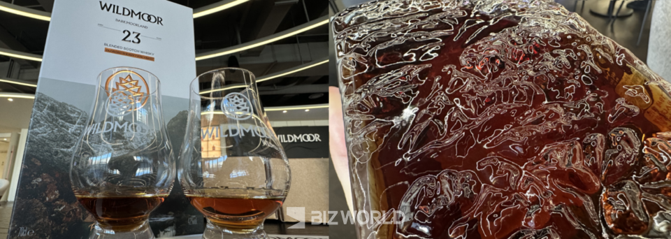 와일드무어 23년 다크 무어랜드와 와일드무어 30년 러기드 코스트(왼쪽), 와일드무어 23년 다크 무어랜드 보틀 디자인 모습. 사진=김미진 기자