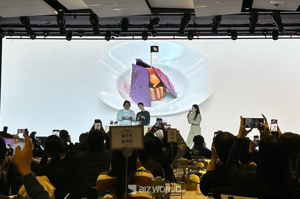 행사에서 (왼쪽부터) 에드워드 리 셰프와 김고은 배우가 ‘네스프레소 레이어 케이크’를 들고 기념 사진을 촬영하는 모습이다. 사진=김선주 기자