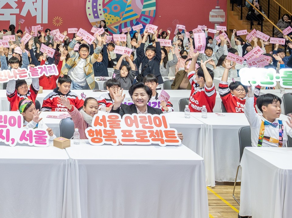 김영옥위원장 지난 2024년 11월 23일 2024 서울어린이 꿈 축제에서 어린이 정책참여단과 함께 퍼포먼스 기념촬영을 하고 있다. 사진=-서울시의회