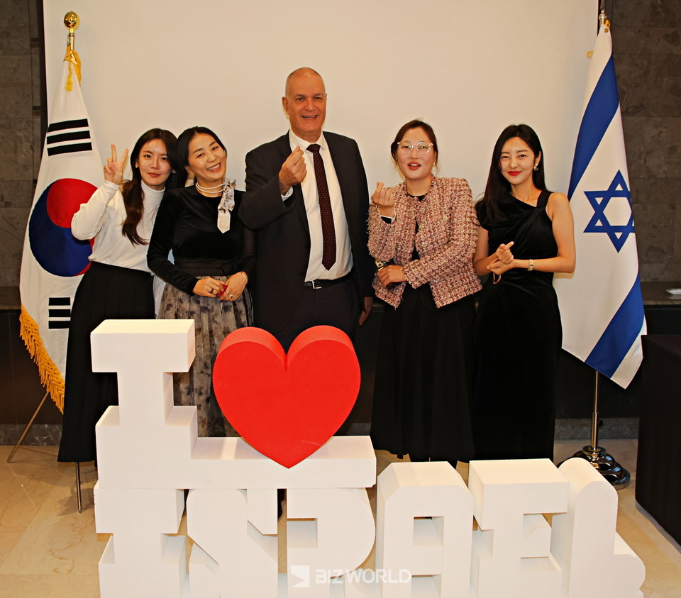 라파엘 하르파즈 대사(가운데)와  조유나 이스라엘관광청 소장(오른쪽 두번째)이 네트워킹 행사 참가자들과 기념 사진을 촬영하고 있다. 사진=손진석 기자