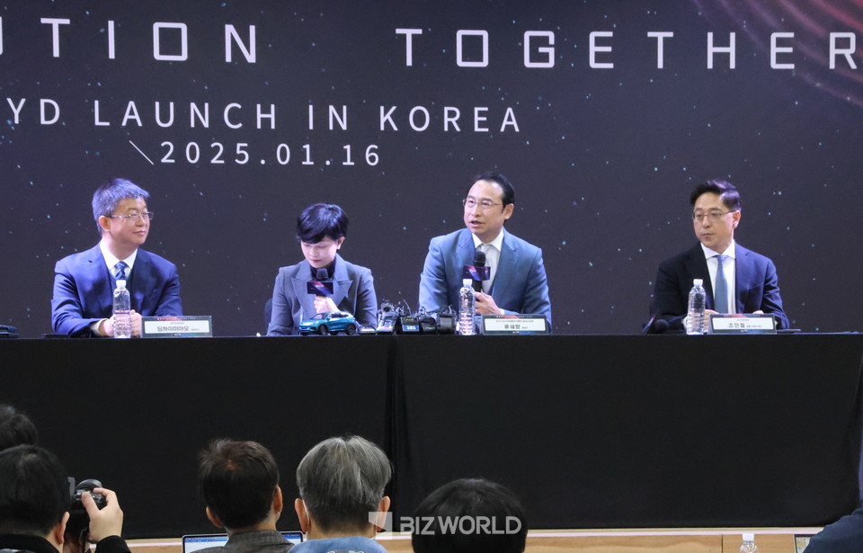 BYD코리아 승용사업 부문 조인철 대표(오른쪽 부터), BYD 아시아태평양 자동차 영업사업부 류쉐량(劉学亮) 총경리, BYD코리아 딩하이미아오(丁海苗) 대표가 기자들의 질문에 답하고 있다. 사진=손진석 기자