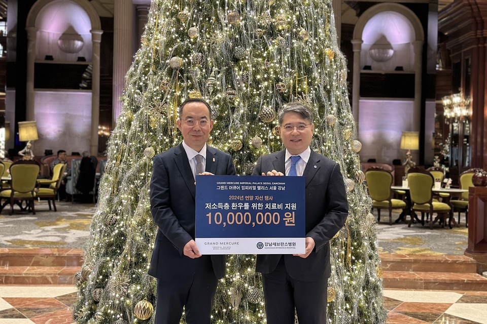 ㈜태승이십일 유준재 대표(왼쪽)과 강남세브란스병원 구성욱 병원장이 기부 행사를 마치고 기념 사진을 촬영하고 있다. 사진=그랜드 머큐어 임피리얼 팰리스 서울 강남