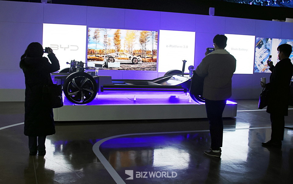 브랜드 체험관의 전시물을 살펴보고 있는 관람객들. 사진=손진석 기자