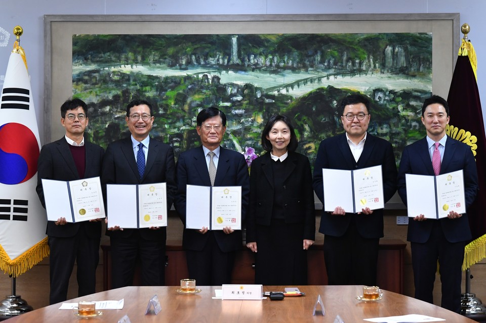 김효권 변호사(왼쪽부터), 고범석 변호사, 김동건 변호사, 최호정 서울시의회 의장, 변민혁 변호사, 이상목 변호사가 위촉식을 진행하고 기념사진을 촬영하고 있다. 사진=서울시의회