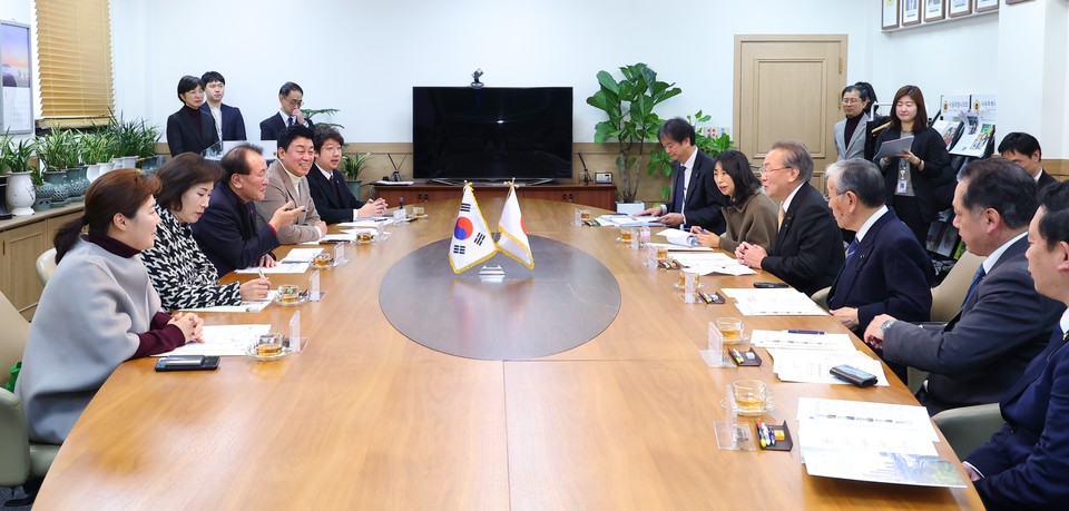 이종환 부의장(왼쪽 가운데)이 지난 17일 일본 나가사키현의회 대표단을 접견하고 있다. 사진=서울시의회