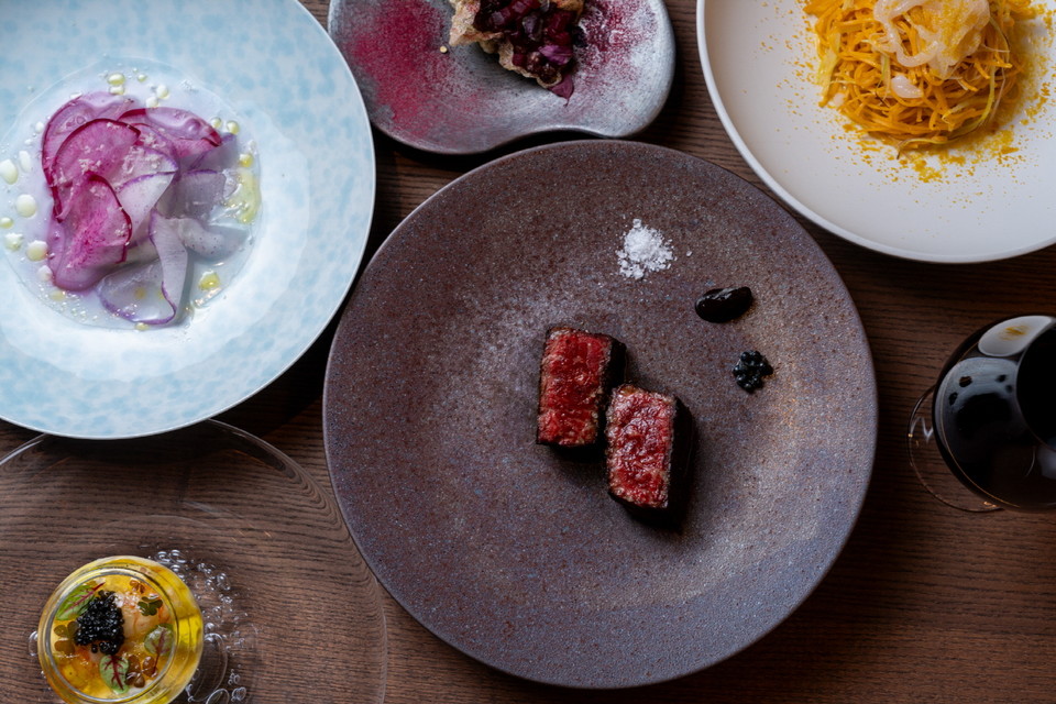 미쉐린 스타 셰프가 선보이는 겨울 제철 요리 ‘히토 바이 타쿠보’ . 사진=무와 니세코