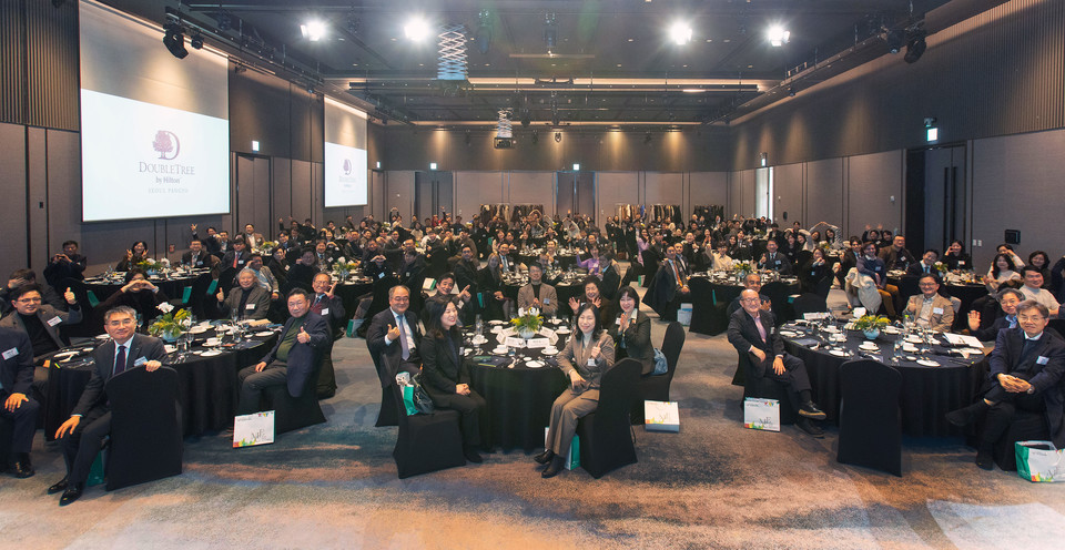 한국MICE협회 2025년 신년인사교류회 참석자들이 기념 사진을 촬영하고 있다. 사진=한국MICE협회