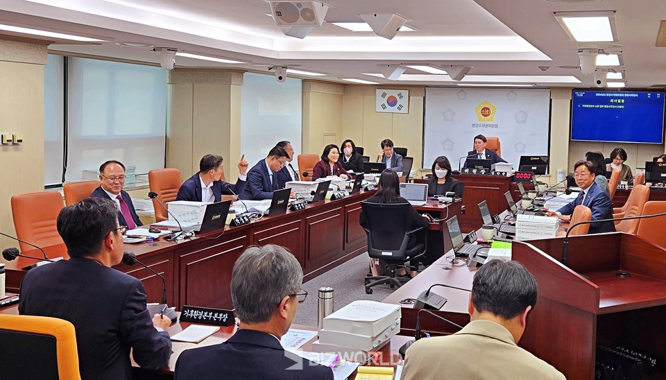 환경수자원위원회 에서 2024년 행정사무감사를 진행하고 있다. 사진=손진석 기자