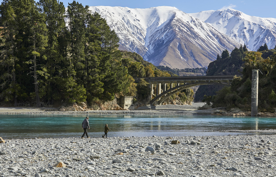 라카이아 강에서 낚시를 즐기는 부자. 사진=ChristchurchNZ