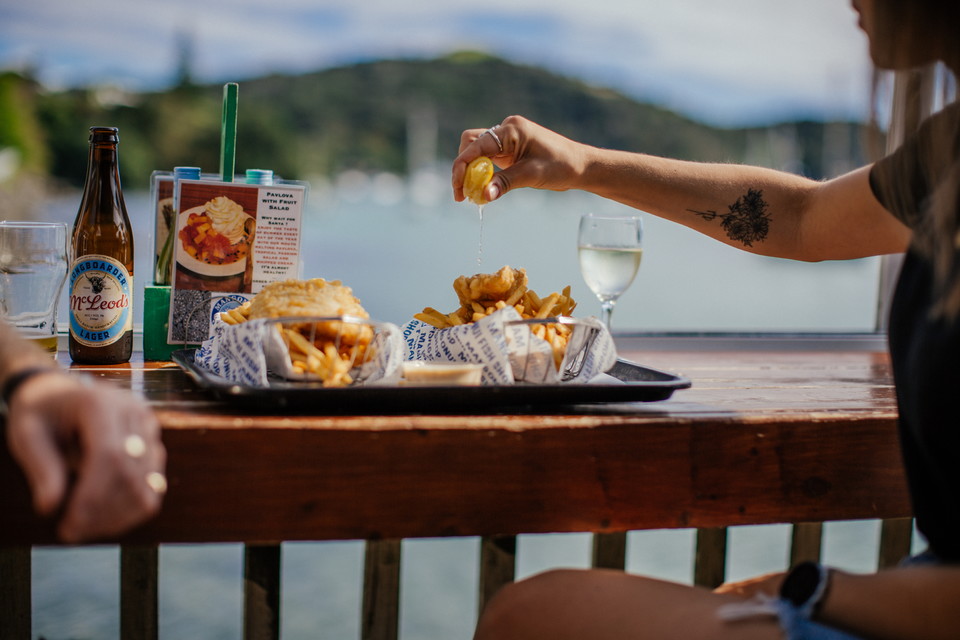다우트리스 베이에서 즐기는 피쉬앤칩스. 사진=Northland NZ