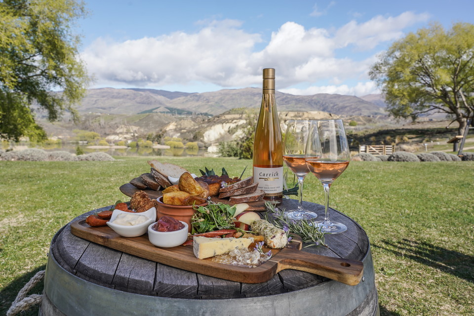 배녹번 지역의 캐릭 와이너리에서 즐기는 피노누아 로제 와인. 사진=James Jubb and Tourism Central Otago