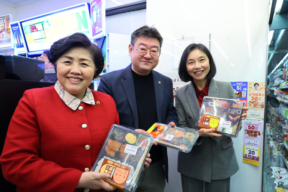 최호정 의장(오른쪽부터)과 박상혁 교육위원장, 김영옥 보건복지위원장이 서울꿈나무카드(아동급식카드) 사용 CU편의점에서 점심식사를 위해 도시락을 고르고 있다.. 사진=서울시의회