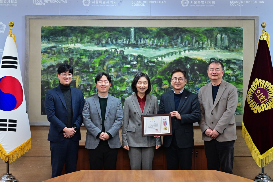 최호정 의장이 BGF리테일에 감사장을 수여하고 기념 사진을 촬영하고 있다. 사진=서울시의회