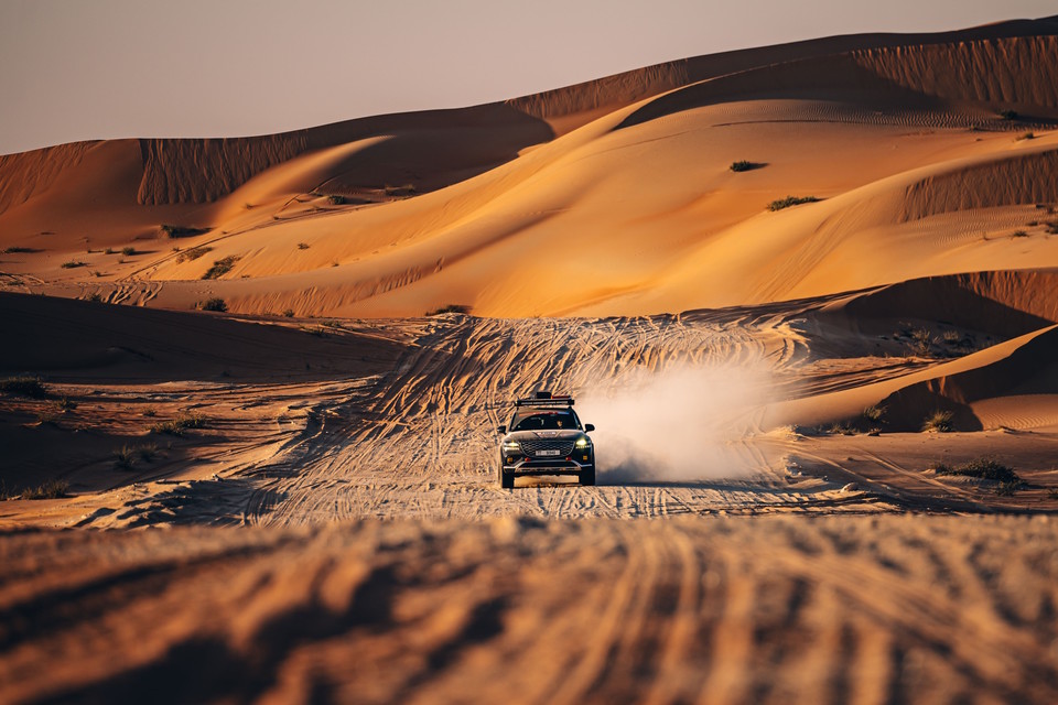 제네시스 'GV80 데저트 에디션'의 다카르 랠리 사막 주행 모습. 사진=제네시스브랜드