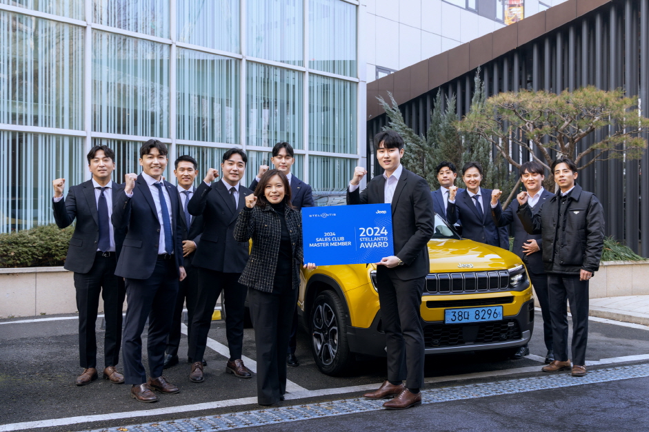 2024 스텔란티스 어워드에서 지프 세일즈 클럽 마스터 멤버 수상자에게 지프 어벤저 차량 증정식을 진행하고 기념 사진을 촬영하고 있다./ 사진=스텔란티스코리아