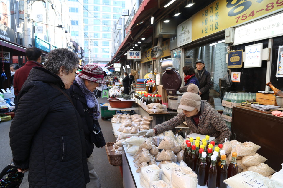 모란민속시장에서대를 이어 장사를 하는 가게에 대를 이은 손님이 찾아 온다. 사진=길지혜 작가
